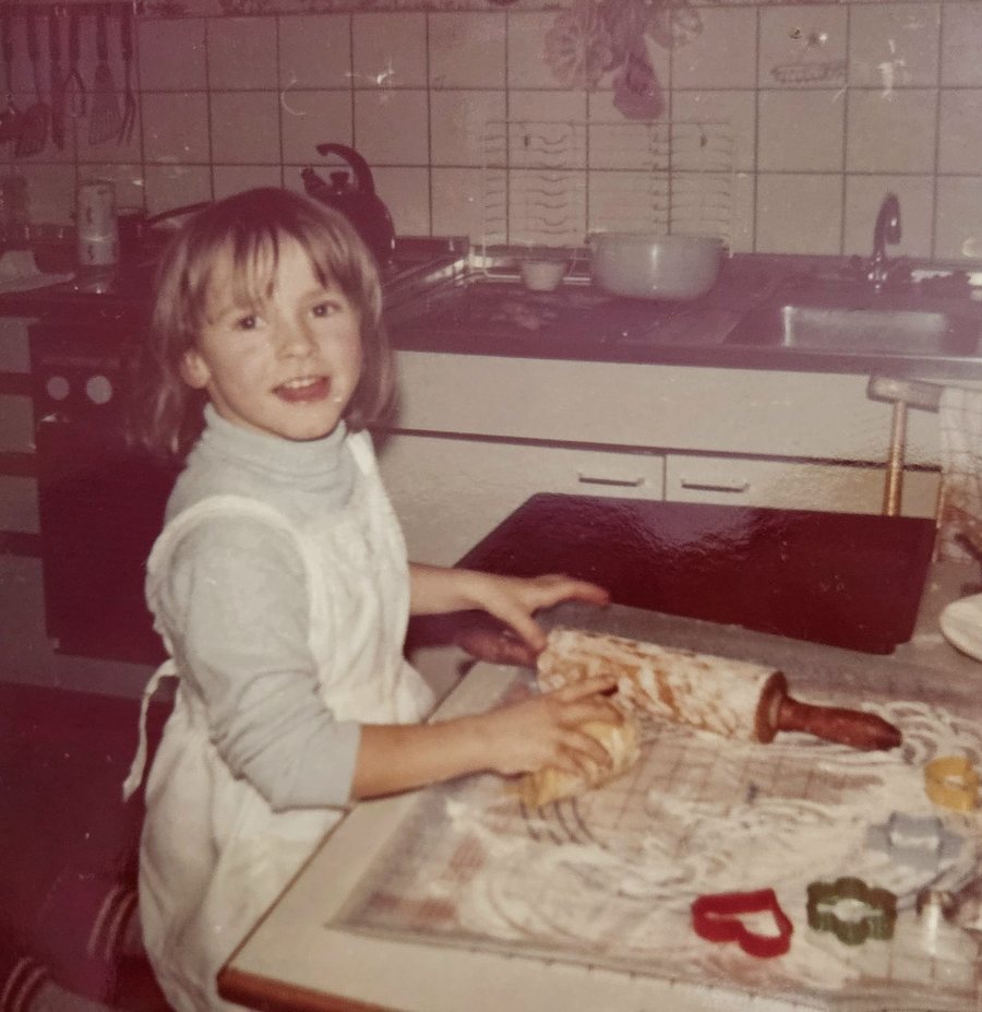 Ulla Wagener als Kind beim Plätzchenbacken in der Küche, mit Nudelholz und Ausstechformen